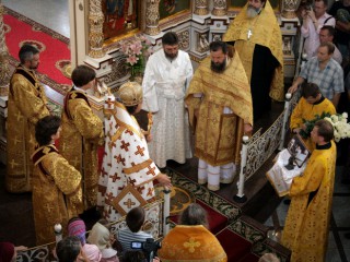 Вручение подарков епископу Маркеллу. Фото: Дарья Рыбалтович (2010 г.)