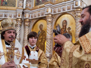 Вручение подарков епископу Маркеллу. Фото: Валерий Гололобов (2010 г.)