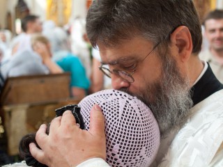 Поздравление новоиспеченного диакона. Фото: Валерий Гололобов (2010 г.)