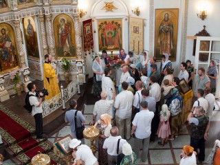 Поздравление новоиспеченного диакона. Фото: Валерий Гололобов (2010 г.)