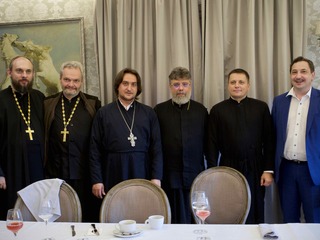 На фото слева направо: о. Михаил Легеев, о. Игорь Лысенко, о. Андрей Гребенюк, о. Григорий Григорьев, Андрей, Дмитрий Викторович (2018 г.)