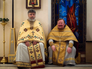 О. Григорий Григорьев и о. Василий Тищенко в алтаре (2019 г.)