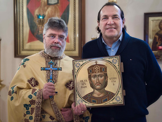 Отец Григорий и Константин Разнатовский с иконой св. царя Константина (2019 г.)